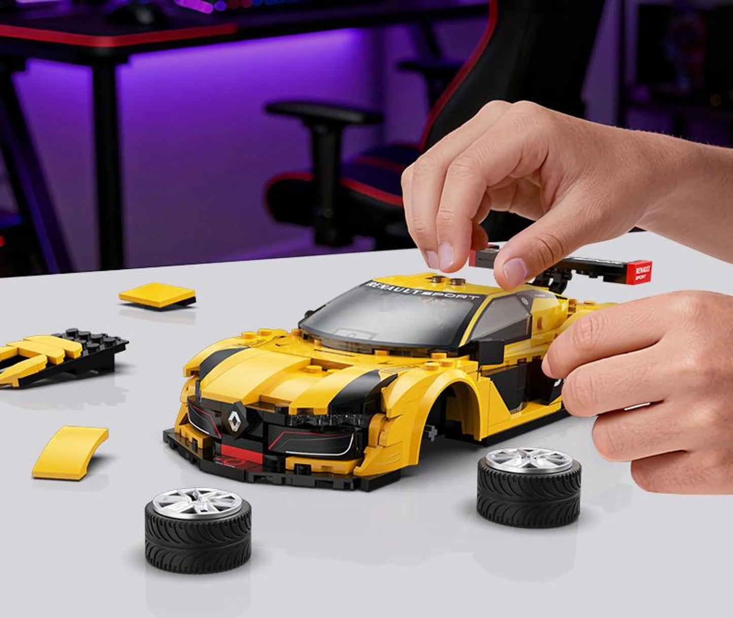 C51094W CaDA Renault Sport RS.01 Auto RC da Costruire 294 Pezzi Scala 1:20
