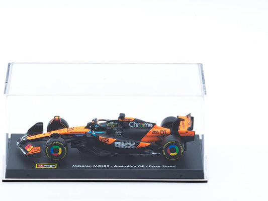 18-38249P Bburago F1 McLaren MCL 39 #81 2025 Oscar Piastri con casco 1:43