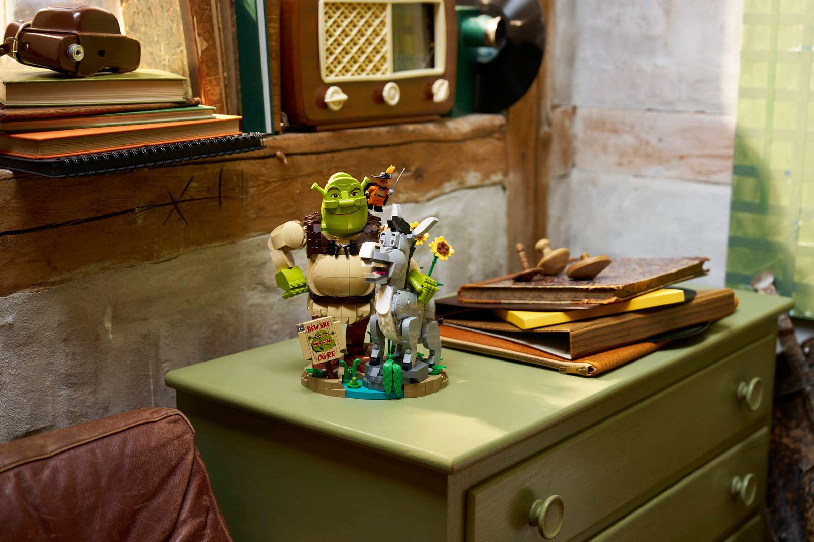 72423 Lego Icons Shrek, Ciuchino e Gatto con gli Stivali