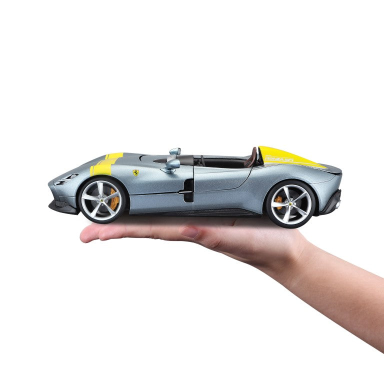 18-16013 Bburago Ferrari  R&P - Ferrari Monza SP1, grigia - Scala 1:18