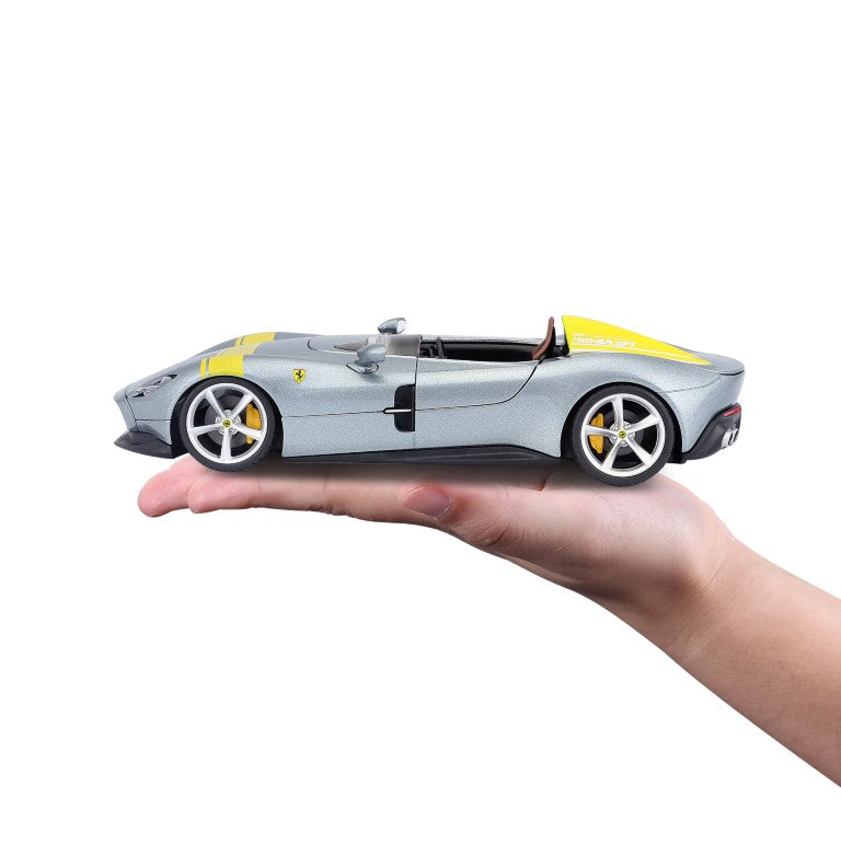 18-26027 Bburago Ferrari R&P - Ferrari Monza SP1, grigia - Scala 1:24