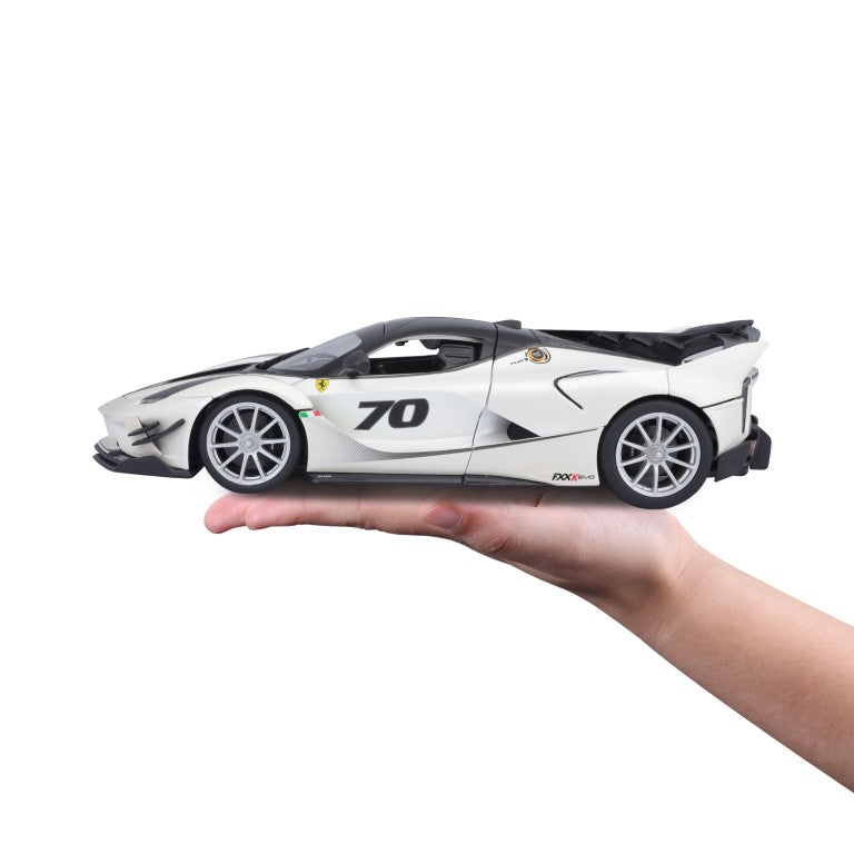 18-16012 Bburago Ferrari Race & Play - Ferrari FXX K #70, bianca - 1:18