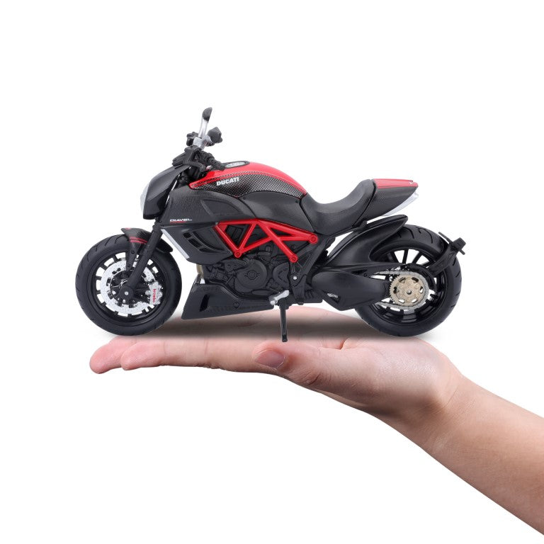 10-11023 Bburago Maisto - Ducati Diavel Carbon, nera e rossa - Scala 1:12
