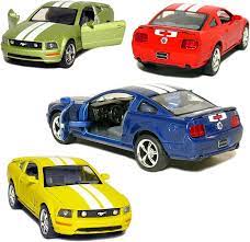 KINSMART 2006 FORD MUSTANG GT DIE-CAST CON RETROCARICA  colore casuale 1:38