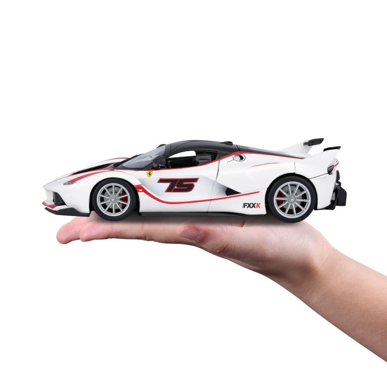 18-26301 Bburago Ferrari Racing - Ferrari FXX K, bianca - Scala 1:24