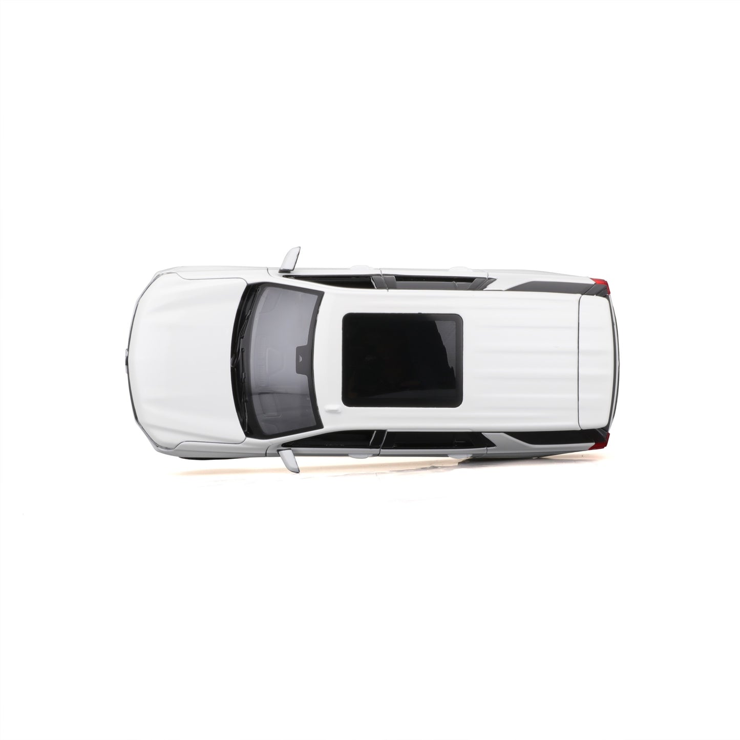 10-31533 Bburago Maisto - Chevrolet Tahoe (2021), bianca - Scala 1:26