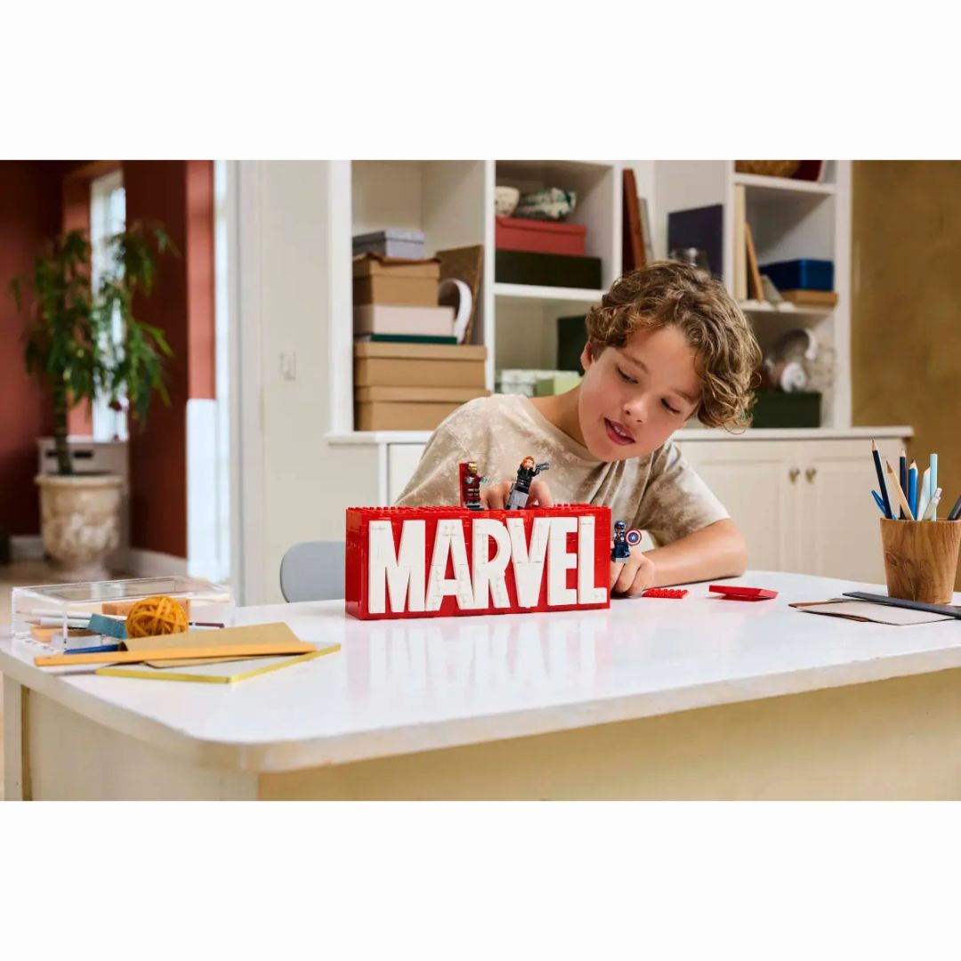 76313 LEGO Marvel - Logo e Minifigure MARVEL