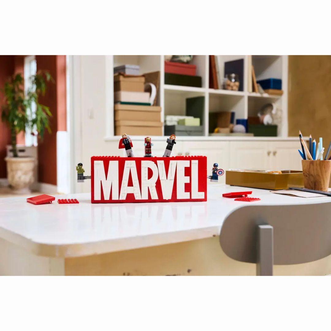 76313 LEGO Marvel - Logo e Minifigure MARVEL