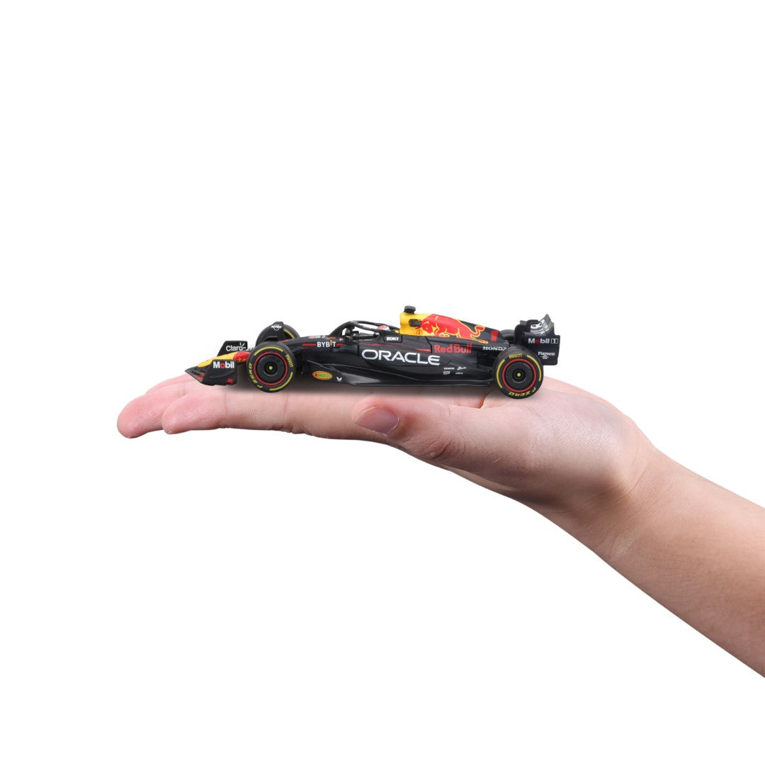 18-38083 Bburago Race F1  Red Bull Racing RB19 #1 Verstappen, con casco - 1:43