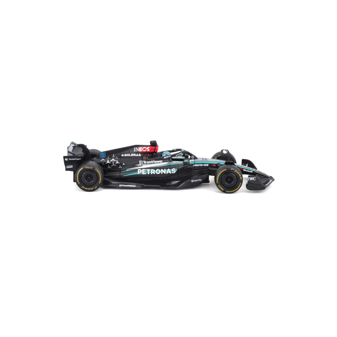 18-38209R Bburago F1 Mercedes-AMG W15 E Performance #63 con casco Russell - 1:43