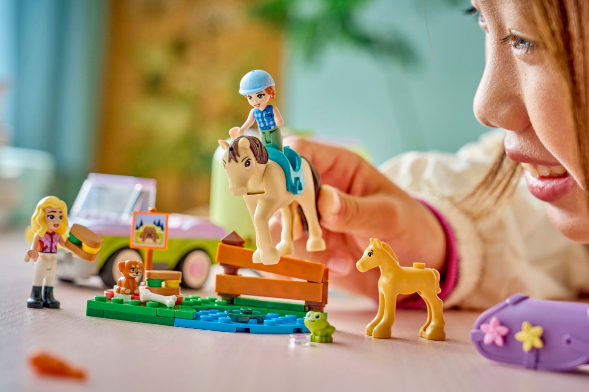 42695 LEGO Friends Rimorchio per cavallo e puledro